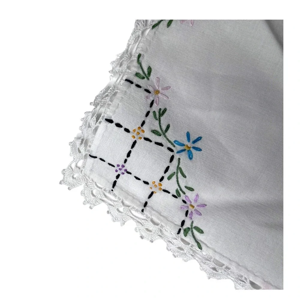 VTG Table Runner and Dresser Scarf Embroidered Floral w/ Crochet Edge 1‎ lg 1 sm